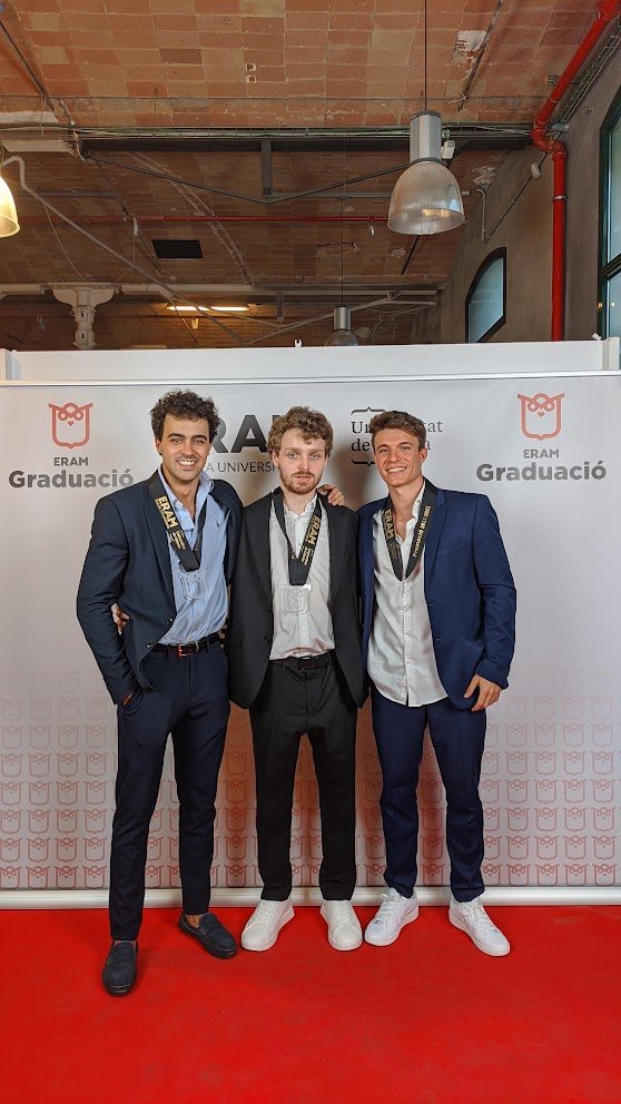 Pau con Adam y Paul en su graduación, en julio de 2021.