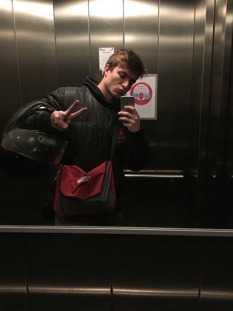 Pau en un ascensor durante su etapa de reparto en Copenhague, octubre de 2021.