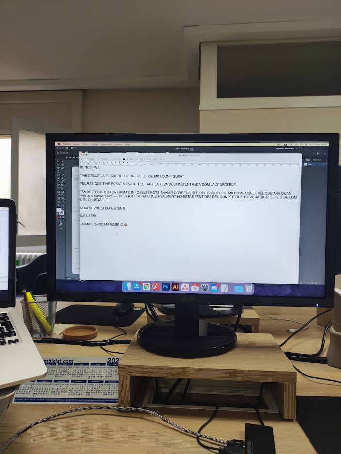Escritorio de Pau durante su primera experiencia profesional en una agencia.